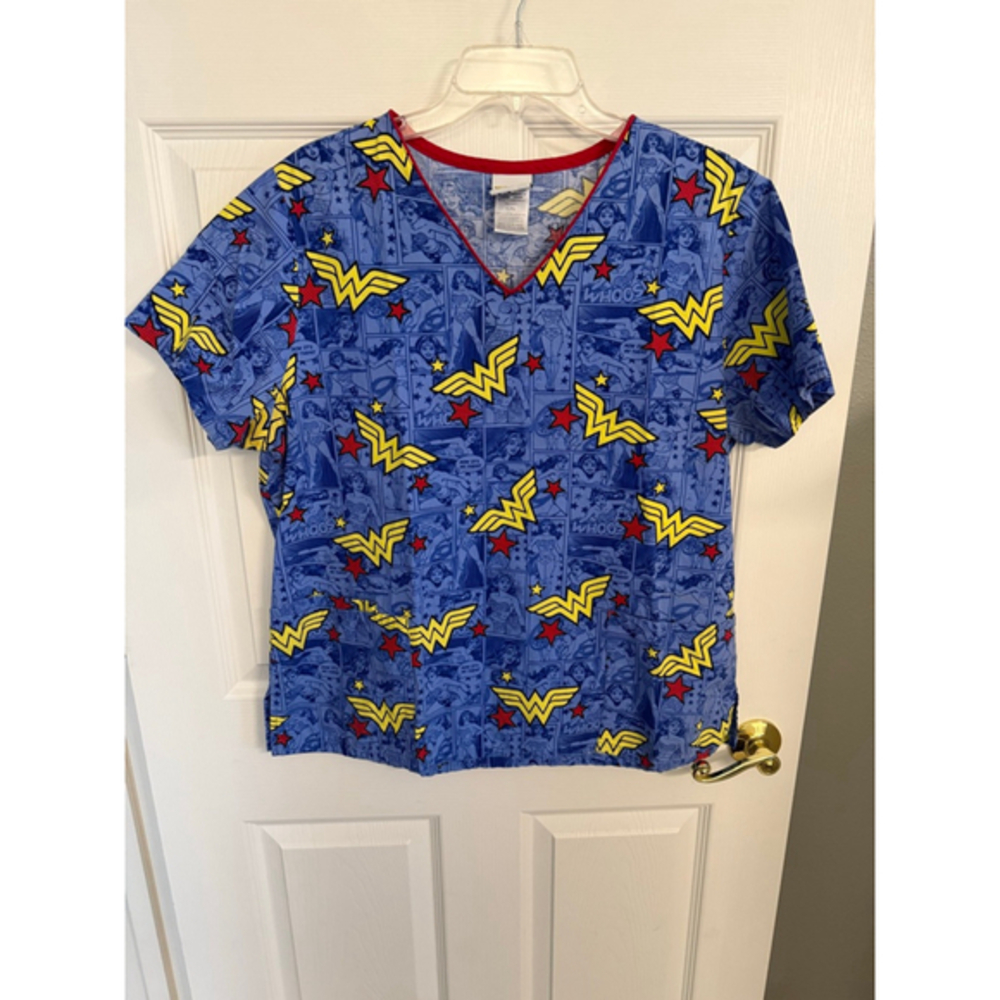 Wonder Woman scrub top size large DC Warner Brothers DC Comics Medical blue